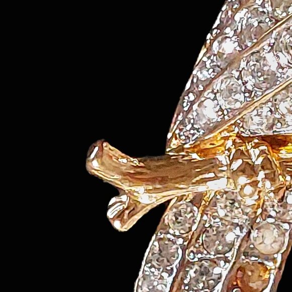Brilliant Rhinestone Parrot pin broach with an intricate golden setting - Picture 3 of 10